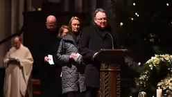 Oberb&uuml;rgermeister Torsten Burmester liest eine F&uuml;rbitte. / &copy; Beatrice Tomasetti (DR)