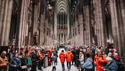 Eindrücke des ökumenischen Gottesdienstes für Kölner Karnevalisten aus dem Kölner Dom für mit Stadtdechant Robert Kleine und Stadtsuperintendent Bernhard Seiger zur Karnevalssession 2025 am Abend des 8. Januar 2025. / © Nicolas Otterbach (DR)