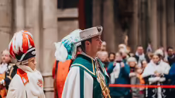Eindrücke des ökumenischen Gottesdienstes für Kölner Karnevalisten aus dem Kölner Dom für mit Stadtdechant Robert Kleine und Stadtsuperintendent Bernhard Seiger zur Karnevalssession 2025 am Abend des 8. Januar 2025. / © Nicolas Otterbach (DR)