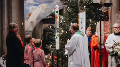 Eindrücke des ökumenischen Gottesdienstes für Kölner Karnevalisten aus dem Kölner Dom für mit Stadtdechant Robert Kleine und Stadtsuperintendent Bernhard Seiger zur Karnevalssession 2025 am Abend des 8. Januar 2025. / © Nicolas Otterbach (DR)
