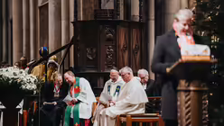 Eindrücke des ökumenischen Gottesdienstes für Kölner Karnevalisten aus dem Kölner Dom für mit Stadtdechant Robert Kleine und Stadtsuperintendent Bernhard Seiger zur Karnevalssession 2025 am Abend des 8. Januar 2025. / © Nicolas Otterbach (DR)