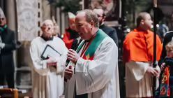 Eindrücke des ökumenischen Gottesdienstes für Kölner Karnevalisten aus dem Kölner Dom für mit Stadtdechant Robert Kleine und Stadtsuperintendent Bernhard Seiger zur Karnevalssession 2025 am Abend des 8. Januar 2025. / © Nicolas Otterbach (DR)