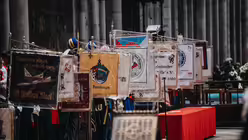 Eindrücke des ökumenischen Gottesdienstes für Kölner Karnevalisten aus dem Kölner Dom für mit Stadtdechant Robert Kleine und Stadtsuperintendent Bernhard Seiger zur Karnevalssession 2025 am Abend des 8. Januar 2025. / © Nicolas Otterbach (DR)