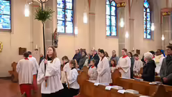 Viele Gemeinden des Erzbistums laden in diesen Tagen zu Gedenkfeiern für den verstorbenen Heiligen Vater ein. Manche finden in großen Innenstadtkirchen, andere in kleinen Dorfkirchen statt. Eindrücke des Requiems für Franziskus in Euskirchen-Stotzheim. / © Beatrice Tomasetti (DR)