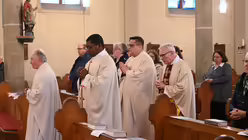 Viele Gemeinden des Erzbistums laden in diesen Tagen zu Gedenkfeiern für den verstorbenen Heiligen Vater ein. Manche finden in großen Innenstadtkirchen, andere in kleinen Dorfkirchen statt. Eindrücke des Requiems für Franziskus in Euskirchen-Stotzheim. / © Beatrice Tomasetti (DR)