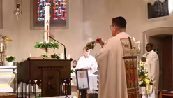 Viele Gemeinden des Erzbistums laden in diesen Tagen zu Gedenkfeiern für den verstorbenen Heiligen Vater ein. Manche finden in großen Innenstadtkirchen, andere in kleinen Dorfkirchen statt. Eindrücke des Requiems für Franziskus in Euskirchen-Stotzheim. / © Beatrice Tomasetti (DR)