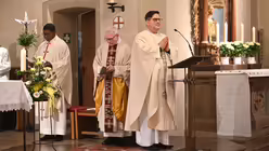 Viele Gemeinden des Erzbistums laden in diesen Tagen zu Gedenkfeiern für den verstorbenen Heiligen Vater ein. Manche finden in großen Innenstadtkirchen, andere in kleinen Dorfkirchen statt. Eindrücke des Requiems für Franziskus in Euskirchen-Stotzheim. / © Beatrice Tomasetti (DR)