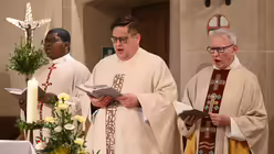 Viele Gemeinden des Erzbistums laden in diesen Tagen zu Gedenkfeiern für den verstorbenen Heiligen Vater ein. Manche finden in großen Innenstadtkirchen, andere in kleinen Dorfkirchen statt. Eindrücke des Requiems für Franziskus in Euskirchen-Stotzheim. / © Beatrice Tomasetti (DR)