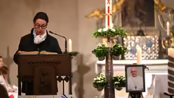 Viele Gemeinden des Erzbistums laden in diesen Tagen zu Gedenkfeiern für den verstorbenen Heiligen Vater ein. Manche finden in großen Innenstadtkirchen, andere in kleinen Dorfkirchen statt. Eindrücke des Requiems für Franziskus in Euskirchen-Stotzheim. / © Beatrice Tomasetti (DR)