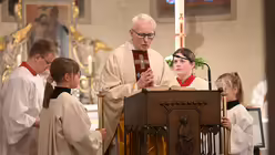 Viele Gemeinden des Erzbistums laden in diesen Tagen zu Gedenkfeiern für den verstorbenen Heiligen Vater ein. Manche finden in großen Innenstadtkirchen, andere in kleinen Dorfkirchen statt. Eindrücke des Requiems für Franziskus in Euskirchen-Stotzheim. / © Beatrice Tomasetti (DR)