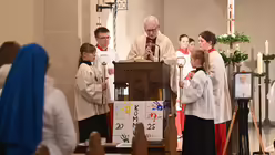 Viele Gemeinden des Erzbistums laden in diesen Tagen zu Gedenkfeiern für den verstorbenen Heiligen Vater ein. Manche finden in großen Innenstadtkirchen, andere in kleinen Dorfkirchen statt. Eindrücke des Requiems für Franziskus in Euskirchen-Stotzheim. / © Beatrice Tomasetti (DR)