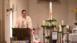 In seiner Predigt fragt Pfarrer Hopmann nach dem Vermächtnis des verstorbenen Papstes. / © Beatrice Tomasetti (DR)