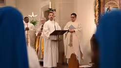 Gemeindereferent Thomas Keulertz trägt die Fürbitten vor. / © Beatrice Tomasetti (DR)