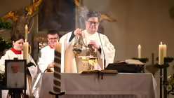 Viele Gemeinden des Erzbistums laden in diesen Tagen zu Gedenkfeiern für den verstorbenen Heiligen Vater ein. Manche finden in großen Innenstadtkirchen, andere in kleinen Dorfkirchen statt. Eindrücke des Requiems für Franziskus in Euskirchen-Stotzheim. / © Beatrice Tomasetti (DR)