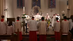 Viele Gemeinden des Erzbistums laden in diesen Tagen zu Gedenkfeiern für den verstorbenen Heiligen Vater ein. Manche finden in großen Innenstadtkirchen, andere in kleinen Dorfkirchen statt. Eindrücke des Requiems für Franziskus in Euskirchen-Stotzheim. / © Beatrice Tomasetti (DR)