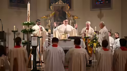 Viele Gemeinden des Erzbistums laden in diesen Tagen zu Gedenkfeiern für den verstorbenen Heiligen Vater ein. Manche finden in großen Innenstadtkirchen, andere in kleinen Dorfkirchen statt. Eindrücke des Requiems für Franziskus in Euskirchen-Stotzheim. / © Beatrice Tomasetti (DR)