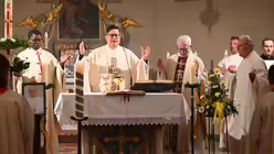 Gemeinsam feiern sie das Requiem für Papst Franziskus: Kaplan Jean Cyrille Nlend Momnougui, Pfarrer Tobias Hopmann, Msgr. Anno Burghof und Msgr. Gerhard Wehling. / © Beatrice Tomasetti (DR)