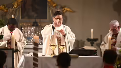 Viele Gemeinden des Erzbistums laden in diesen Tagen zu Gedenkfeiern für den verstorbenen Heiligen Vater ein. Manche finden in großen Innenstadtkirchen, andere in kleinen Dorfkirchen statt. Eindrücke des Requiems für Franziskus in Euskirchen-Stotzheim. / © Beatrice Tomasetti (DR)