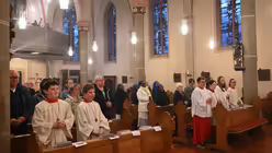 Viele Gemeinden des Erzbistums laden in diesen Tagen zu Gedenkfeiern für den verstorbenen Heiligen Vater ein. Manche finden in großen Innenstadtkirchen, andere in kleinen Dorfkirchen statt. Eindrücke des Requiems für Franziskus in Euskirchen-Stotzheim. / © Beatrice Tomasetti (DR)