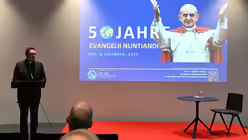 Prof. Dr. Dominik Heringer von der KHKT ordnet "Evangelii nuntiandi" in seinen historischen Kontext ein. / © Beatrice Tomasetti (DR)
