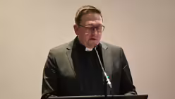 Dominik Heringer, Lehrstuhlinhaber f&uuml;r Kirchengeschichte an der KHKT, bei seinem Vortrag. / &copy; Beatrice Tomasetti (DR)