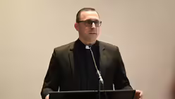 Der Subregens und Studienpr&auml;fekt des Redemptoris Mater, Pawel Milerski, begr&uuml;&szlig;t die G&auml;ste. / &copy; Beatrice Tomasetti (DR)