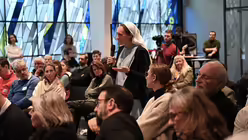 Im Anschluss an den geistlichen Impuls von Kardinal Arborelius bleibt Raum f&uuml;r Nachfragen. / &copy; Beatrice Tomasetti (DR)