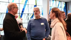 Teilnehmer im Gespr&auml;ch. / &copy; Beatrice Tomasetti (DR)