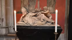 Dieser steinerne Sarkophag mit der Liegefigur des heiligen Engelbert befindet sich am Eingang der Sakristei. / &copy; Beatrice Tomasetti (DR)