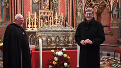 Bruder Dirk Wasserfuhr und Kardinal Woelki am Schrein des Heiligen Engelbert / &copy; Beatrice Tomasetti (DR)