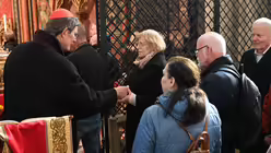 Kardinal Woelki verabschiedet jeden Pilger pers&ouml;nlich. / &copy; Beatrice Tomasetti (DR)