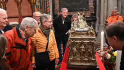 Die Pilger aus Beyenburg bewundern den kunstvoll gearbeiteten Reliquienschrein, in dem die Gebeine des Heiligen Engelbert aufbewahrt werden. / © Beatrice Tomasetti (DR)