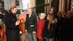 Erzbischof Kardinal Woelki ist von Pilgern umringt. / © Beatrice Tomasetti (DR)