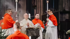 Pontifikalamt am ersten Weihnachtstag 2024 mit Kardinal Woelki / © Nicolas Ottersbach (DR)