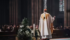 Pontifikalamt am ersten Weihnachtstag 2024 mit Kardinal Woelki / © Nicolas Ottersbach (DR)