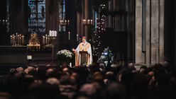 Pontifikalamt am ersten Weihnachtstag 2024 mit Kardinal Woelki / © Nicolas Ottersbach (DR)