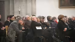 Gl&auml;ubige beim Pontifikalamt in der K&ouml;lner Basilika Sankt Aposteln / &copy; Ottersbach (DR)