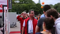 Besucher spielen mit dem Team Glücksrad / © Martin Biallas (DR)