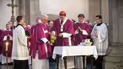 Kardinal Woelki nimmt sich Asche. / © Ottersbach (DR)