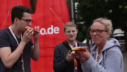 Die Kollegen backen f&uuml;r die Besucher Waffeln am Stand. / &copy; Martin Biallas (DR)