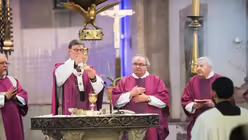 Kardinal Woelki bei der Wandlung.  / &copy; Ottersbach (DR)