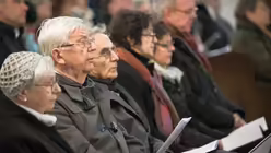 Gläubige in St. Aposteln / © Ottersbach (DR)