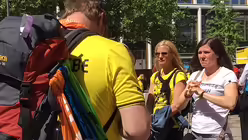 Kirchentagsbesucher im BVB-Trikot / &copy; Melanie Trimborn (DR)