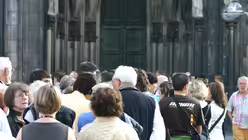 Vor der Einweihung des Richter-Fensters: Die Massen str&ouml;men in den Dom / &copy; Alexander Foxius (DR)