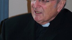 Kardinal Meisner in Fulda auf der Bischofskonferenz (DR)