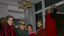 Sternsinger segnen das domradio-Studio / &copy; Michael Borgers (DR)