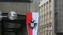 Noch verhangen: Das Namensschild des Platzes / &copy; Alexander Foxius (DR)