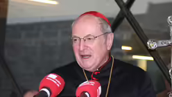 ... gefolgt von Joachim Kardinal Meisner / &copy; Alexander Foxius (DR)