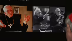 Kardinal Meisner besuchte im Anschluss die Ausstellung &uuml;ber seinen Vorg&auml;nger im Domforum / &copy; Alexander Foxius (DR)