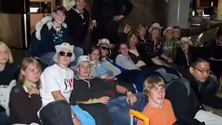 Wie Fischst&auml;bchen liegen sie alle  nebeneinander auf dem Gep&auml;ckband (DR)